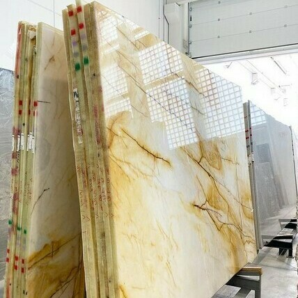 Quarzite Corallo slabs