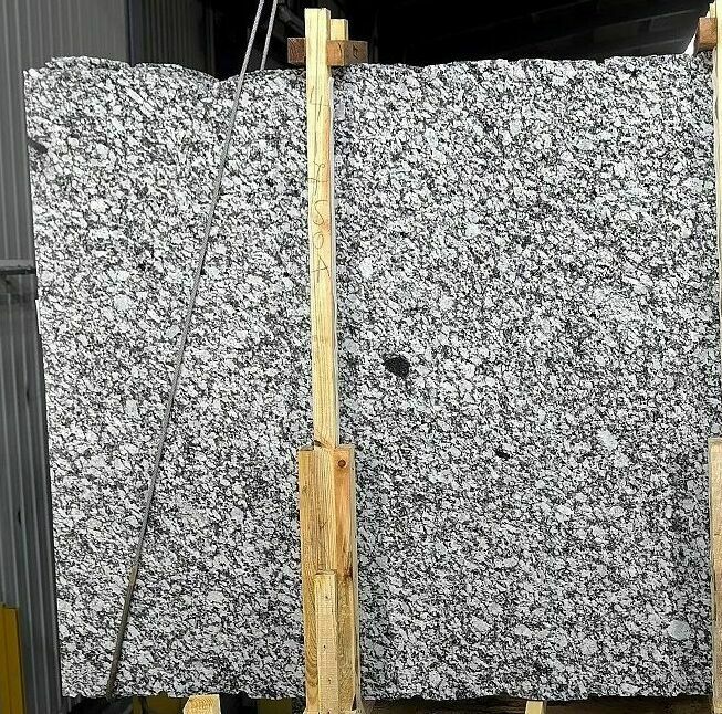 Gran Perla granite slabs