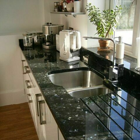 Labrador Oscuro (Emerald Pearl) granite 4